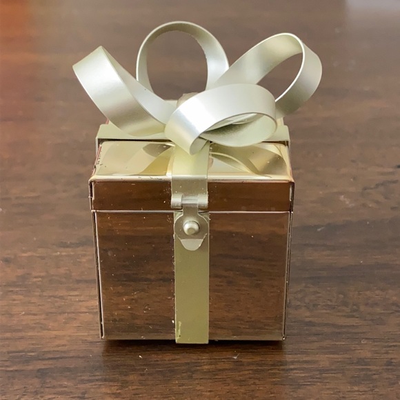 GUC metallic ring box with hinge and bow on top